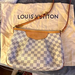Authentic Louie Vuitton Elegant in Damier Azur canvas.
